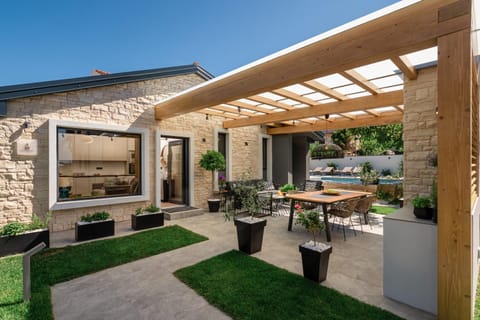 Patio, BBQ facilities