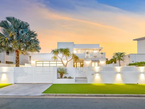 Property building, Day, Garden, Garden view