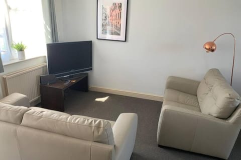 'The Rockingham' 4 double beds, Netflix TVs, WIFI, parking House in Corby