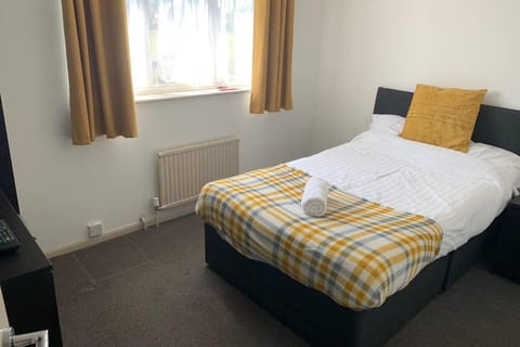 'The Rockingham' 4 double beds, Netflix TVs, WIFI, parking House in Corby