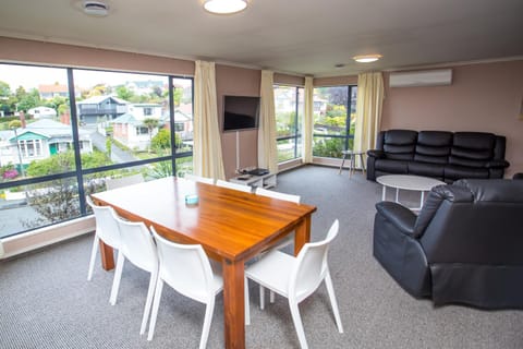 Dining area, City view, Street view