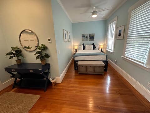 Entire Charming Victorian Home Downtown Newport Apartment in Newport