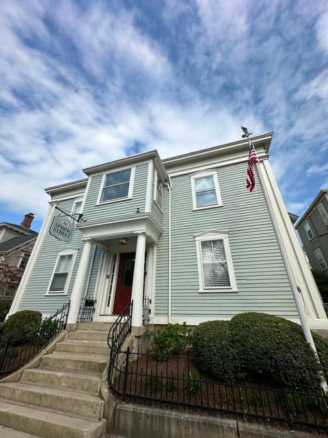 Entire Charming Victorian Home Downtown Newport Apartment in Newport