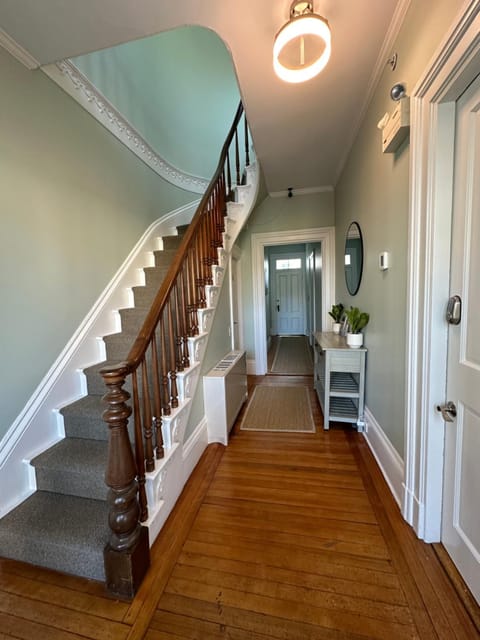 Entire Charming Victorian Home Downtown Newport Apartment in Newport