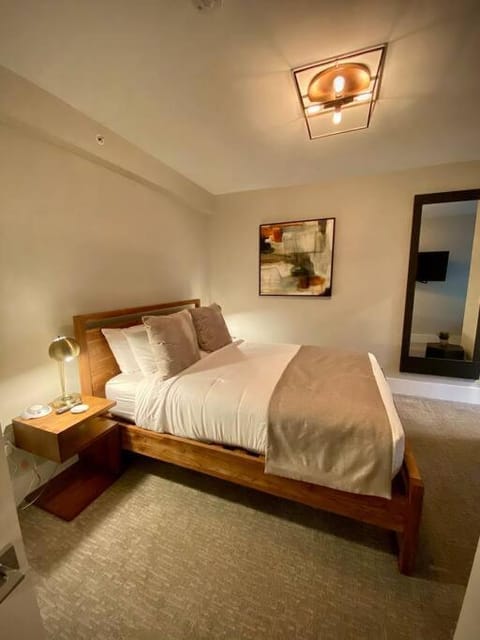 Beautiful 7 Bedbath On Historic Pelham St Hotel in Newport