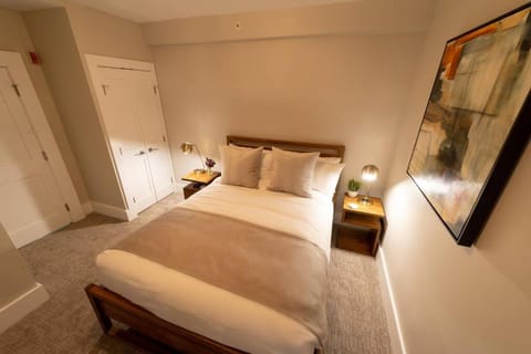 Beautiful 7 Bedbath On Historic Pelham St Hôtel in Newport