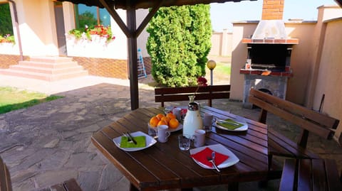 Patio, BBQ facilities