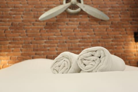 Bed, Bedroom, towels