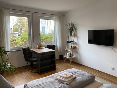 RR - Tiny Apartment - Parking - Kitchen - Netflix Condo in Magdeburg