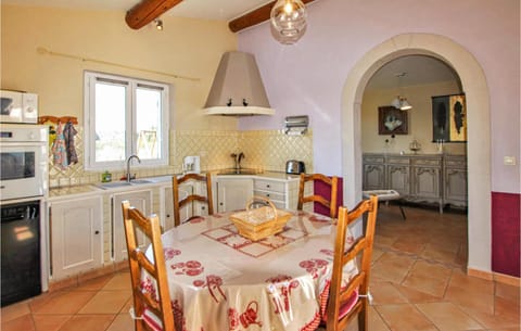 Gorgeous Home In Rochefort Du Gard With Kitchen Casa in Rochefort-du-Gard