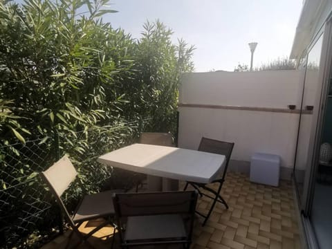 Charmant T2 climatisé, proche mer, parking, terrasse, pour 2 personnes à Agde - FR-1-607-109 Apartment in Agde