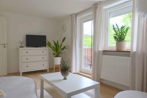 TV and multimedia, Balcony/Terrace, Photo of the whole room, Bedroom, Mountain view