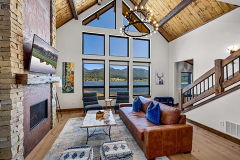 Anglers Paradise - Located on Lake Estes, Fireplace, Two Large Patios, and Private Jacuzzi House in Estes Park