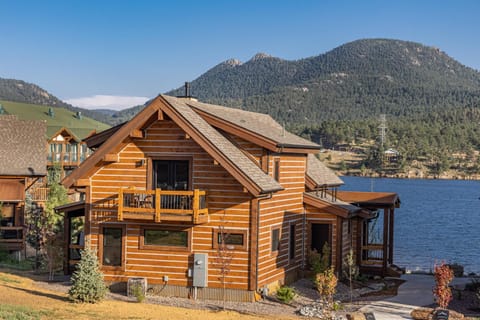 Anglers Paradise - Located on Lake Estes, Fireplace, Two Large Patios, and Private Jacuzzi Casa in Estes Park