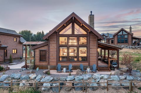Anglers Paradise - Located on Lake Estes, Fireplace, Two Large Patios, and Private Jacuzzi House in Estes Park