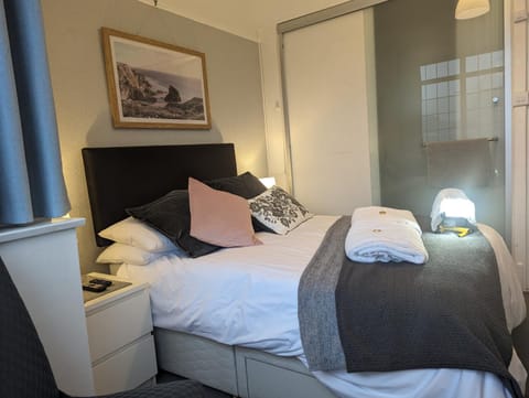 En-suite room, fridge microwave TV, great value homestay, near forest & sea Location de vacances in New Milton