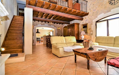 Gorgeous Home In Boulbon With Kitchen House in Tarascon