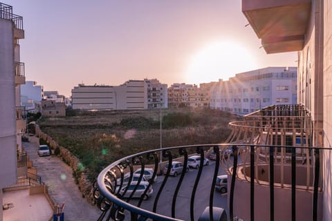 Sea-View 3 bedroom Apartment - Sleeps 8 Condo in Marsaskala