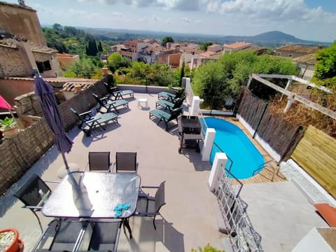 View (from property/room), Balcony/Terrace, Dining area, Swimming pool, sunbed