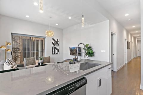 Cozy & Modern 3BR Apartment - Division 201W 301W REP Apartment in Chicago