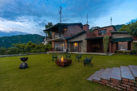 StayVista at Horizon 4BHK with Breakfast & Valley view Villa in Himachal Pradesh