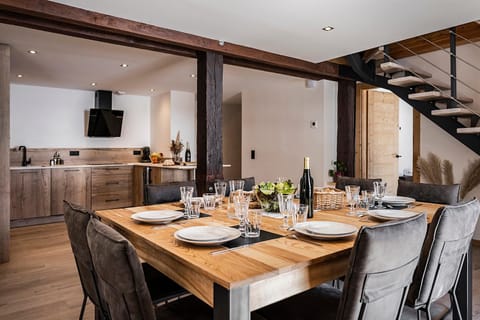 Kitchen or kitchenette, Dining area