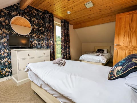 Elm Escapes Nature lodge in Llangunllo