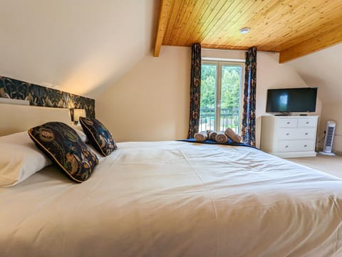 Elm Escapes Nature lodge in Llangunllo