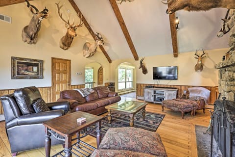 40-Acre Ski Retreat with Hot Tub and Trout Pond! Maison in Banner Elk