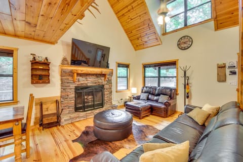 Spacious Cabin with Furnished Deck and Hot Tub! Casa in Union County
