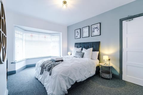 Only Family Groups - Pets Stay for Free - Sleeps 8 - Sofabed House in Blackpool