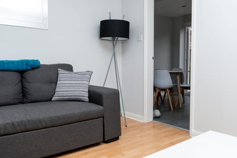A Cosy House Sleeps 7 FREE PARKING Close To The NEC and BHX Airport Three Bedroom House By Be More Homely Serviced Accommodation & Apartments House in Shirley