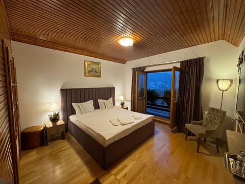 Bed, TV and multimedia, Balcony/Terrace, Photo of the whole room, Mountain view