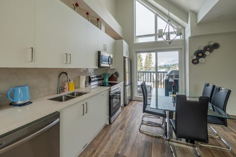 Skyline Peaks- 2 Townhouse Combo-AC-Pool-Hot Tub 205 & 207 Condo in Canmore
