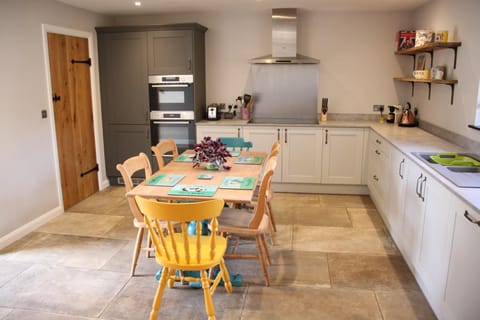 Wonderfully Spacious Luxury Holiday Cottage Apartment in Horsham District