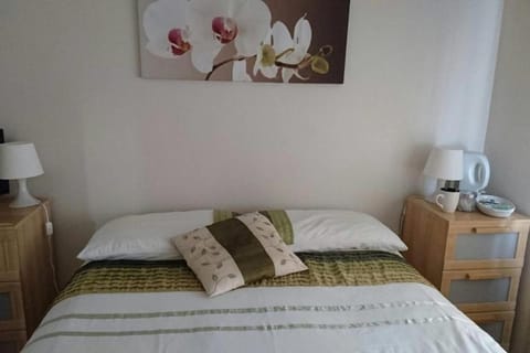 Room in Guest room - Family Room Sleeps 3 with 1 double and 1 single bed Ground Floor Private shower Bed and Breakfast in London Borough of Hounslow