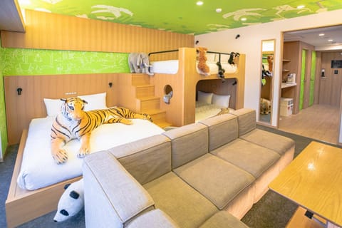 Bed, Living room, Photo of the whole room, children, young children, older children, group of guests, bunk bed, Family