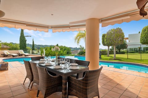 Luxury Villa Robledal By Mabiente - Views of the sea and the golf course Villa in Marbella