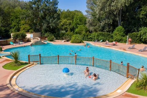 Camping du Pont d'Avignon Campground/ 
RV Resort in Villeneuve-lès-Avignon