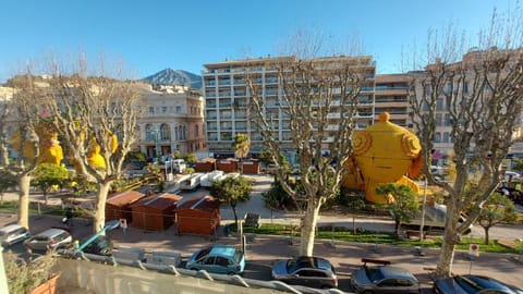 View (from property/room), City view, City view, Landmark view, Landmark view, Street view, Street view