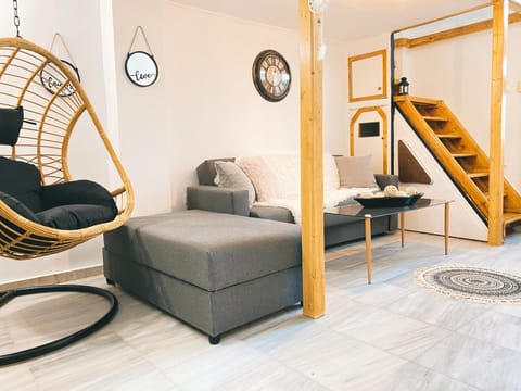 Communal lounge/ TV room, Living room, Seating area