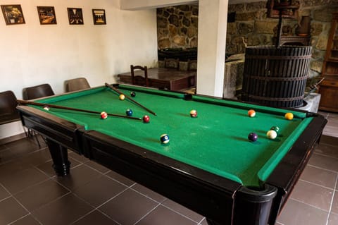 Billiard, Game Room