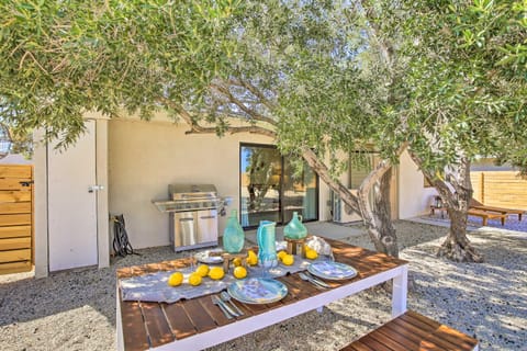 Modern Joshua Tree Bungalow with Fire Pit and BBQ! Haus in Joshua Tree