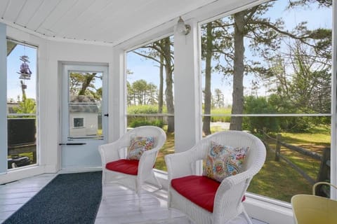 Cottage w Private Creek, Sunroom, Fire Pit, & WiFi Haus in Chincoteague Island