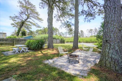 Creekside Cottage with Sunroom, Fire Pit, & WiFi! House in Chincoteague Island