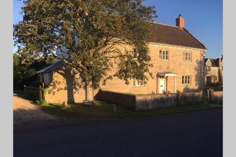 16 Century Farmhouse Cottage, foothills of iconic Glastonbury Tor. House in Glastonbury