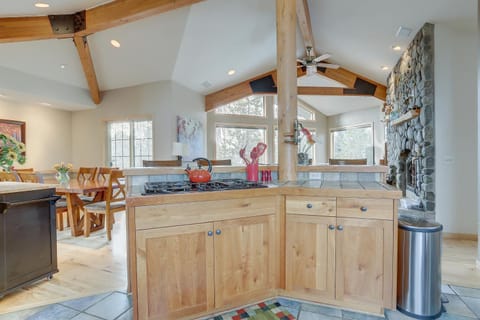 3 Mulligan Hot Tub on Private Deck House in Sunriver