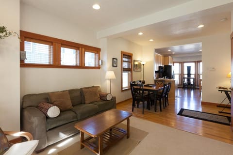 Pet Friendly Venturi BBQ on the Deck House in Hood River