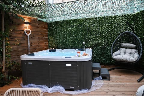 Garden, Hot Tub