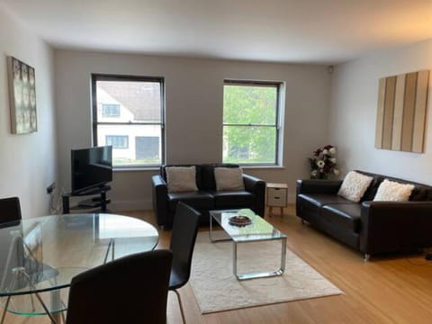 2 bed 2 baths in a central location ☆☆☆☆☆ Condo in Basingstoke